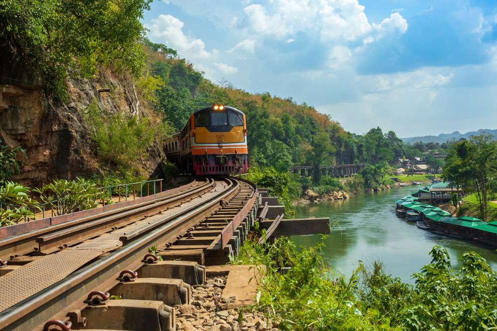 Train circulant sur le célèbre chemin de fer de la mort à Kanchanaburi